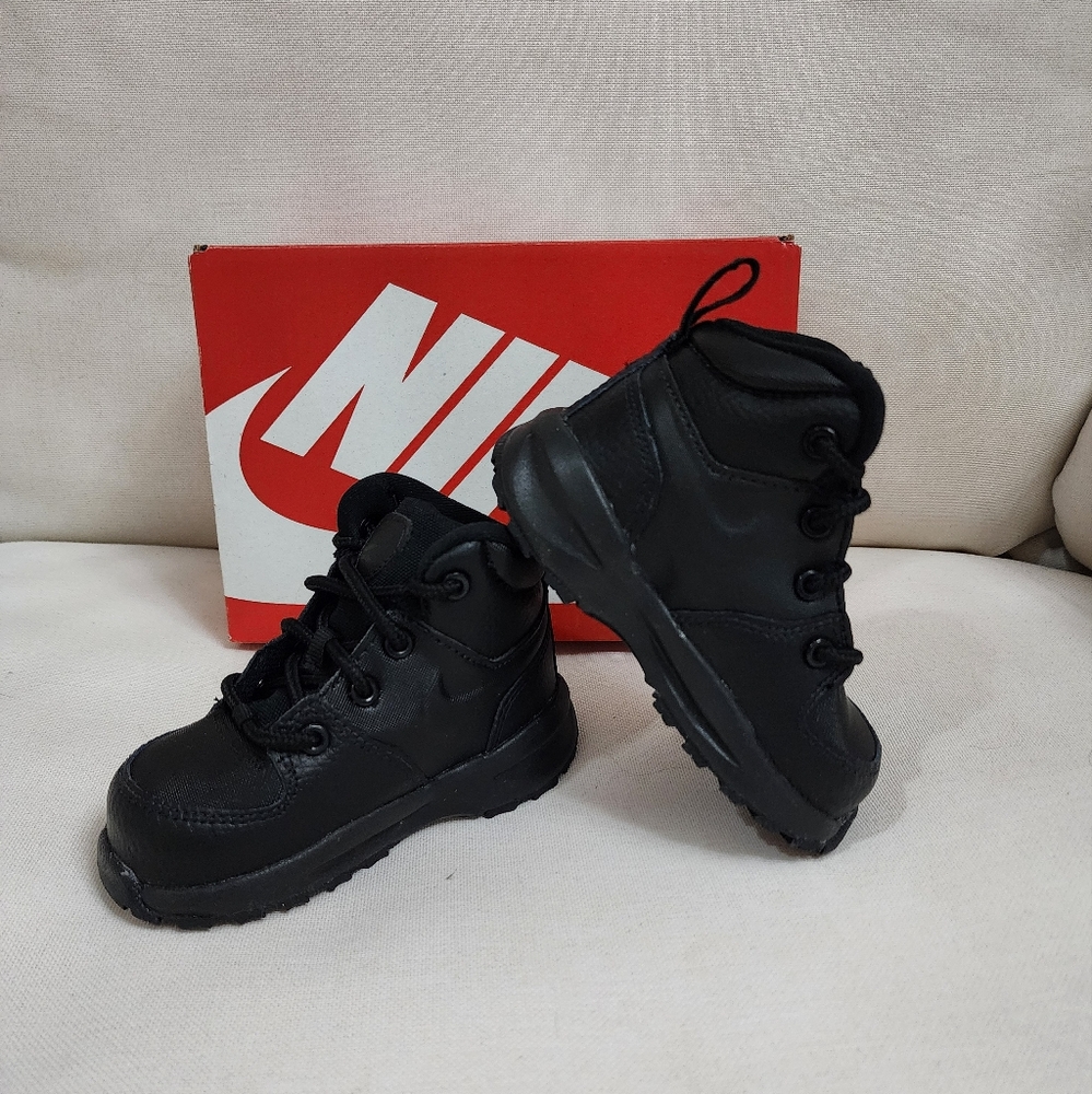 Nike Boys manoa black boots